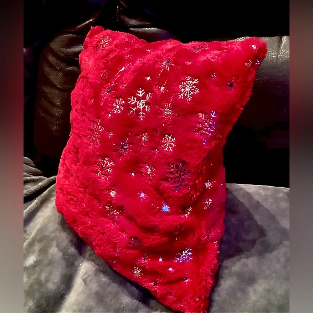 NWOT Pair of Red & Gold Square Holiday Pillow Covers. Size:18x18.